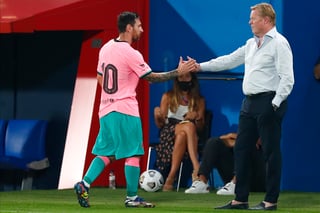 Lionel Messi se saluda con Ronald Koeman tras salir de cambio en el partido amistoso que Barcelona ganó 3-1 al Girona. (AP)