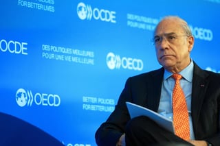 La OCDE, que preside José Ángel Gurría (foto), mejoró la perspectiva para la mayoría de las economías, no así para México. (ARCHIVO) 
