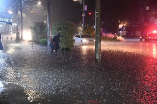 La tormenta provocó inundaciones en calles y avenidas de las alcaldías Álvaro Obregón, Benito Juárez y Coyoacán, además de afectaciones en el Hospital de Xoco donde aguas negras se colaron al área de urgencias.
(EFE)