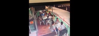 Un joven fue asesinado en un restaurante-bar por un hombre armado cuando convivía con su novia y un grupo de amigos, en la colonia Lomas del Campestre de esta ciudad. (ESPECIAL)
