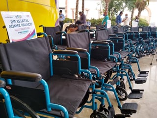 El Gobernador de Durango, José Rosas Aispuro Torres, y su esposa y presidenta del DIF, Elvira Barrantes de Aispuro, entregaron este jueves sillas de ruedas y aparatos para personas con problemas de movilidad. (DIANA GONZÁLEZ)