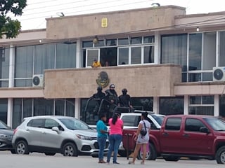 Un grupo de alrededor de 15 personas acudieron a la Presidencia Municipal de Matamoros para manifestarse, pero acusaron represión por parte de las autoridades, puesto que para amedrentarlas les enviaron a unidades de seguridad pública. (EL SIGLO DE TORREÓN)