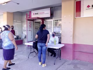 Largas filas se han formado en el exterior del INE en Torreón para realizar trámites relativos a la credencial para votar. (EL SIGLO DE TORREÓN)
