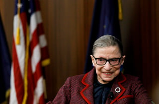 La jueza progresista del Tribunal Supremo de Estados Unidos Ruth Bader Ginsburg murió a los 87 años de edad por 'complicaciones' en el cáncer de páncreas que sufría, informó este viernes la corte en un comunicado. (EFE)