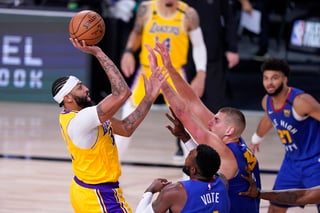 Anthony Davis (i) metió 37 puntos y bajó 10 rebotes, en la victoria de los Lakers 126-114 sobre los Nuggets de Denver. (AP)