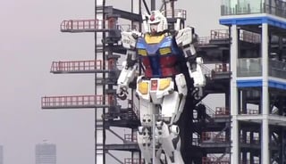La replica del 'Gundam' es capaz de desplazarse y mover sus articulaciones (CAPTURA) 