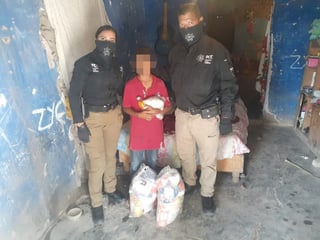 Los elementos de la Policía Civil Coahuila se organizaron y reunieron víveres y algo de dinero para apoyar a la familia.