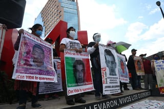 Los padres de los 43 estudiantes de Ayotzinapa denunciaron este domingo que en el Poder Judicial de México aún sigue existiendo la corrupción en el caso de la desaparición de sus hijos en septiembre del 2014. (ARCHIVO)