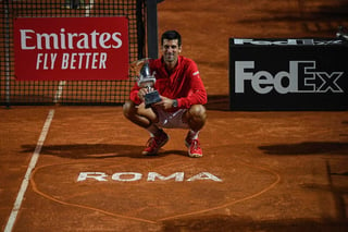 Djokovic se impuso a Schwartzman en una hora y 53 minutos y conquistó su quinta corona en el torneo del Foro Itálico, donde no se llevaba el trofeo desde 2015. (EFE)