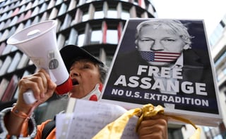 La periodista estadounidense Cassandra Fairbanks dijo este lunes a un tribunal británico que el Gobierno del presidente Donald Trump pudo haber negociado la expulsión en abril de 2019 del fundador de WikiLeaks, Julian Assange, de la embajada de Ecuador en Londres. (ARCHIVO)
