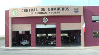 Personal que conforma la brigada de protección civil en la presidencia municipal de Piedras Negras, llevaron a cabo una práctica de uso y manejo de extintores en las instalaciones del Heroico Cuerpo de Bomberos. (ARCHIVO)