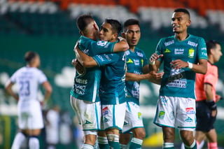 Celebran jugadores del León tras marcar el segundo tanto a los Pumas, en la victoria 2-0 sobre los Universitarios. (JAM MEDIA)
