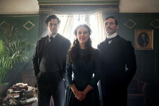 Listo. Fotografía que muestra a los actores Henry Cavill como Sherlock Holmes, Millie Bobby Brown (c) como Enola Holmes.