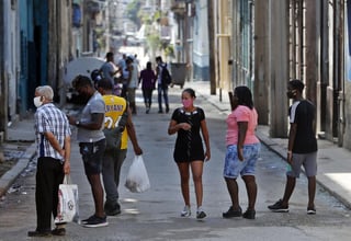Cuba mantiene su tendencia oscilante al alza en el número de contagios con 81 nuevos casos de COVID-19 este martes, 42 de ellos en La Habana, que cumple tres semanas bajo fuertes restricciones de movilidad, convertida desde agosto en el principal foco de la enfermedad en el país. (ARCHIVO) 