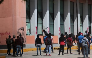 Padres de los 43 estudiantes desaparecidos en 2014 en Ayotzinapa y estudiantes del sureño estado de Guerrero protestaron y cometieron actos vandálicos este martes frente al Congreso estatal para pedir justicia en la semana en la que se cumplirán seis años del suceso. (ARCHIVO)