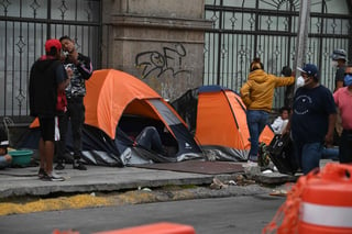 En la esquina de la calle Artículo 123 y Balderas, un grupo de personas en situación de calle hacen uso de dos tiendas de campaña, las cuales fueron extraídas del campamento del Frente Nacional Anti-AMLO (FRENAAA). (EL UNIVERSAL)