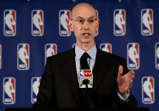 Adam Silver, comisionado de la NBA, cree que la temporada comenzará en enero, por lo cual, varias estrellas no irían a Juegos Olímpicos. (ARCHIVO)