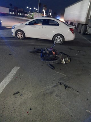 El automóvil que impactó al motociclista quedó también dañado de la parte frontal. (EL SIGLO DE TORREÓN)