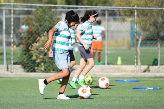 Niñas, niños y jóvenes del estado de Coahuila, recibirán instrucción de futbol, por parte del personal del Club Santos Laguna. (JESÚS GALINDO)