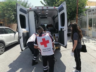 La mujer fue auxiliada por los paramédicos de Cruz Roja de Gómez Palacio. (EL SIGLO DE TORREÓN)