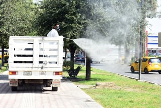 A través de la Dirección de Salud Municipal se trabaja en la fumigación de espacios públicos para prevenir el dengue. (EL SIGLO DE TORREÓN)