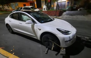 El vehículo eléctrico Tesla, con placas del Estado de México, fue impactado por varios proyectiles de arma de fuego en el frente y el parabrisas, por lo que el chofer resultó lesionado.
(ESPECIAL)