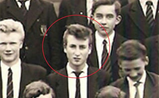 Con unos 14 años, John Lennon era un adolescente rebelde que llegaba tarde a clase, se dejaba los libros en casa y mostraba continuamente un comportamiento que sus profesores consideraban 'idiota', según quedó documentado en un registro escolar del curso 1954-1955. (ESPECIAL) 