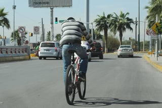 Solamente el 2 por ciento de la movilidad en esta región se traslada en bicicleta, mientras que un 49 por ciento utiliza el automóvil. (EL SIGLO DE TORREÓN)
