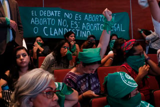 Cerca de las 11 de la mañana de este miércoles, integrantes del Movimiento Celeste Oaxaca, Coalición SUMAS y miembros del Área Médica por la Vida protestaron afuera del Congreso del estado en contra el aborto en la entidad, próximo a cumplir un año de su despenalización. (ARCHIVO)