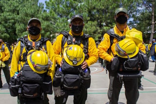 México enviará a 101 bomberos a Estados Unidos para ayudar a combatir los incendios forestales en California, informó el gobierno mexicano el miércoles. (TWITTER)