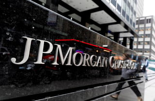 El banco JPMorgan Chase está ultimando un acuerdo con las autoridades de Estados Unidos por el que pagará casi mil millones de dólares para resolver investigaciones federales sobre una supuesta manipulación de mercados de futuros de metales y de valores del Tesoro. (ARCHIVO)