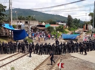 Pese a varios intentos por retomar los bloqueos de las vías del tren, integrantes de la CNTE han sido contenidos por policías y GN.