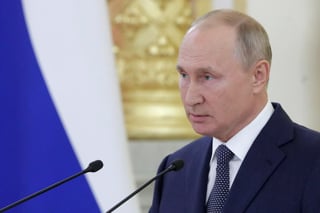 Putin ya fue propuesto al premio Nobel de la Paz en 2014 por presentar un plan para desmantelar el arsenal químico sirio y evitar así una intervención militar occidental.
(EFE)