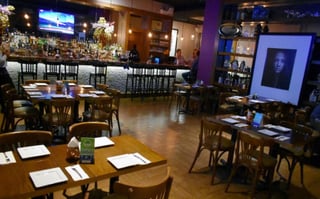 El Subcomité Técnico Regional COVID-19 Sureste informó que debido a que la ocupación hospitalaria por Coronavirus en la región está en el 38 por ciento, se ha aprobado restablecer el horario habitual de los giros bares y restaurantes-bares durante el sábado.