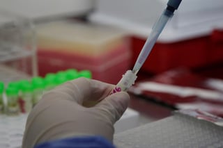 BioMérieux explicó que en un laboratorio de biología molecular convencional, extraer el ADN del coronavirus tarda de 4 a 6 horas, por lo que para analizar varias pruebas tardan de 48 a 52 horas en dar los resultados. (ARCHIVO)