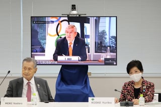 El presidente del COI Thomas Bach procuró el jueves dar aliento a las autoridades japonesas y al comité organizador local, sugiriendo que 'cientos de millones' de dosis de la vacuna de COVID-19 estarían disponible para los aplazados Juegos Olímpicos en julio. (ARCHIVO)