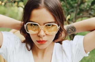 La 'influencer' Yuya, posó en una de sus 'historias' con los lentes que los emprendedores mexicanos le obsequiaron como agradecimiento por darle 'like' a sus publicaciones (CAPTURA) 