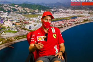 El piloto alemán Sebastian Vettel (Ferrari) admitió sentir 'emociones mezcladas' respecto a la posibilidad de que el británico Lewis Hamilton (Mercedes) iguale, si gana en Sochi, las 91 victorias del alemán Michael Schumacher, al que Vettel considera su 'ídolo'. (ARCHIVO)