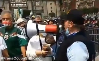 El Frente Anti-AMLO (FRENAAA), que actualmente se encuentra plantado en el Zócalo capitalino, difundió este jueves en sus redes sociales un video en el que se declara independiente de gobiernos que quieren dividir al país 'en chairos y fifís'. (ESPECIAL)