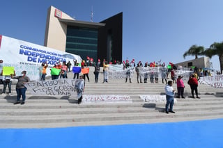 Un grupo de cerca de 30 personas del Movimiento Antorchista de Coahuila se manifestó en apoyo a sus compañeros de Puebla. (FERNANDO COMPEÁN)