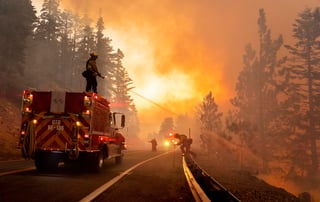 El mayor incendio forestal en California amenaza una zona de cultivos legales de marihuana y las autoridades dicen que los residentes se niegan a abandonar el lugar. (ARCHIVO) 