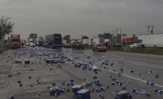 Los hechos se conocieron en redes sociales, donde se mostraron videos de las personas robando las miles de latas que quedaron tiradas en la zona del accidente.
(ESPECIAL)