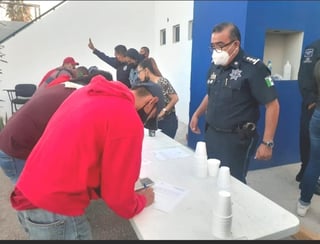 Los más de 300 elementos depositaron sus muestras bajo la vigilancia y supervisión del personal de la Dirección de Salud Municipal de Gómez Palacio. (ESPECIAL)