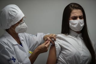 Brasil registró 869 muertes y 28,378 casos de coronavirus en las últimas 24 horas, según informó el Gobierno este sábado, en el que se volvieron a ver aglomeraciones en zonas de ocio de las principales ciudades del país. (ARCHIVO)
