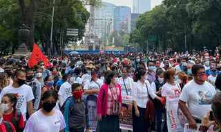 Centenares de personas acompañaron este sábado a los familiares de los 43 estudiantes de Ayotzinapa desaparecidos en 2014 en una manifestación que transcurrió por el centro de Ciudad de México para exigir justicia el día en el que se cumplieron seis años de la tragedia. (CORTESÍA)