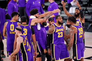 Los Lakers de Los Ángeles se impusieron ayer 117-107 a los Nuggets de Denver, para imponerse cuatro juegos a uno en la final de la Conferencia del Oeste. (AP)