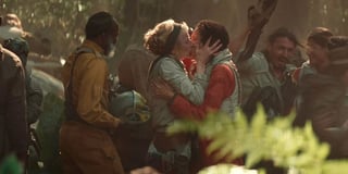 Romance En la ultima entrega de Star Wars, casi al final aparecen dos mujeres besándose por el triunfo de la Rebelión. (ARCHIVO)