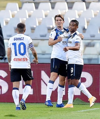 Con una destacada actuación de Alejandro 'Papu' Gómez (i), Atalanta se impuso 4-2 al Torino en su primer juego de la campaña. (EFE)