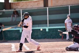 El campo 17 de la Unidad Deportiva Torreón, fue esta mañana el escenario de un “Juego Piloto” organizado por la Liga de Beisbol de Empleados y Profesionistas, con el objetivo de implementar los protocolos exigidos por las autoridades, para encaminarse a la reactivación en el “Rey de los Deportes” a nivel amateur. (AARÓN ARGUIJO)
