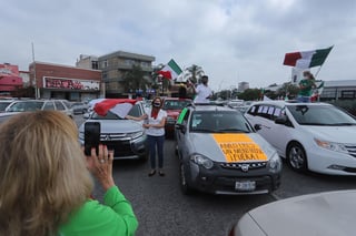 Integrantes del Frente Nacional Anti-AMLO (FRENAAA) realizaron una caravana en Avenida Paseo de la Reforma, en la CDMX, para exigir la salida de los policías capitalinos del Zócalo y que se permita la ocupación total de la Plaza de la Constitución. (ARCHIVO)